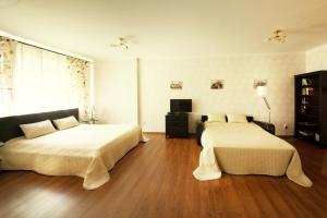 Postel nebo postele na pokoji v ubytování Kvartirkino-2 Apartments