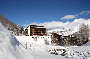 a resort in the snow with a building at Apartment Bristolino in Saas-Fee