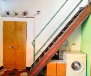 フィナーレ・リーグレにあるBike NIGHT-bike friendly, cozy loft, Finale Ligureの洗濯機付きの家の階段