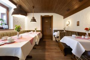Ein Restaurant oder anderes Speiselokal in der Unterkunft Hotel Petra 