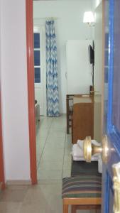 マスーリーにあるタティーズ アパートメンツのリビングルーム(ドア付)が備わります。