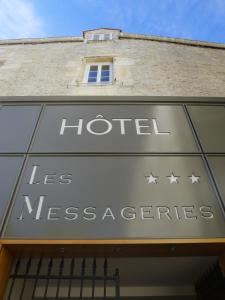 ein Schild für ein Hotel auf einem Gebäude in der Unterkunft Cit'Hotel des Messageries in Saintes