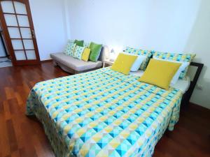 a bedroom with a large bed with yellow pillows at flat-all 246 Morskoy однокомнатная квартира до 6 мест с подземным паркингом рядом с ТРЦ Галерея Чижова в ЖК Атлант in Voronezh