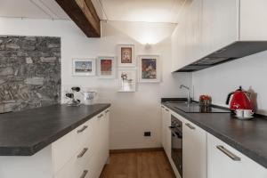 Kuchyňa alebo kuchynka v ubytovaní A Casa Nuccia Studio by Holiday Solutions