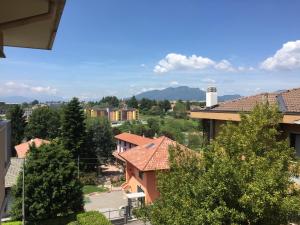 uma vista para uma cidade com edifícios e árvores em La Gufetta em Varese