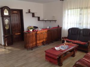 sala de estar con sofá y mesa en Laguna Verde, en Crivina