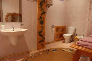 ein Bad mit einem Waschbecken und einem WC in der Unterkunft Усадьба-Музей in Tîrnauca