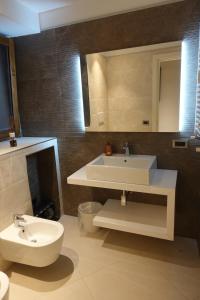 ETNEA STYLE CATANIA LUXURY ROOMS的一间浴室
