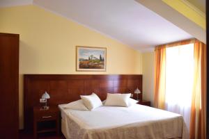 En eller flere senger på et rom på Villa Riva
