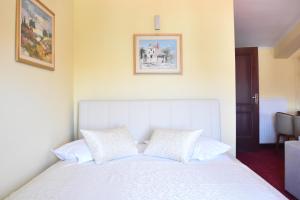 En eller flere senger på et rom på Villa Riva