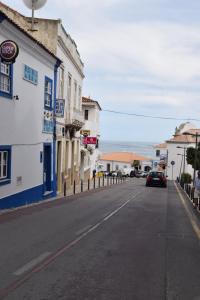 una calle en una ciudad con un coche aparcado en la carretera en magnifico apartamento, en Albufeira