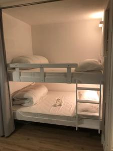 2 łóżka piętrowe w małym pokoju z: w obiekcie Charmant studio cabine COCOON à 100 m des pistes w mieście Chamrousse