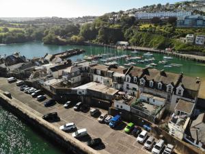 uma vista aérea de um porto com barcos na água em Royal Britannia Hotel em Ilfracombe