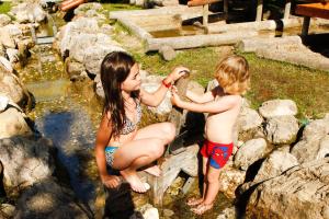 Dzieci zatrzymujące się w obiekcie Wellness- und Familienhotel Dachsteinresort