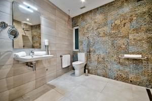 bagno con lavandino e servizi igienici di The Suites – Piazza Kirkop a Kirkop