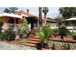 Ein Haus mit einem Haufen Pflanzen davor. in der Unterkunft Oasis Green Villa in Palermo