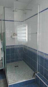 una doccia con porta in vetro in bagno di arcueil ad Arcueil