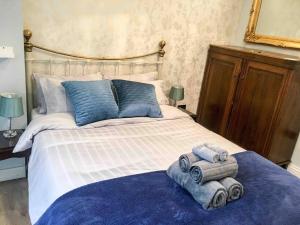 Un dormitorio con una cama grande con toallas. en East Bank Apartment, en Grange-over-Sands