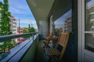 - Balcón con 2 sillas y mesa en Spot Apartments Ceuta, en Oporto
