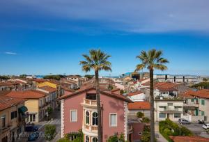 vista su una città con palme di Torre Della Darsena a Viareggio