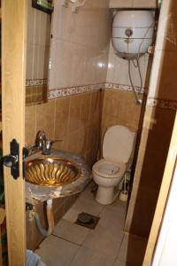 A bathroom at Wake Up! Cairo Hostel
