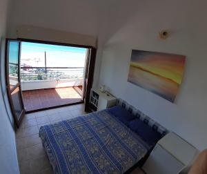 sypialnia z łóżkiem i widokiem na ocean w obiekcie Joanna's Seaside Villa w mieście Kallithea