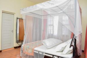 Postel nebo postele na pokoji v ubytování Rates Hotel Mbale
