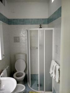 een badkamer met een douche, een toilet en een wastafel bij La casa Verde in Ischia