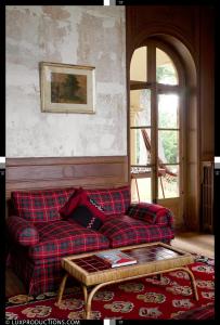Monastere de Brucourt في Brucourt: غرفة معيشة مع أريكة وطاولة