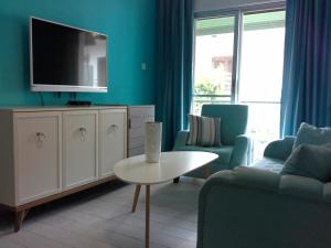 Μια τηλεόραση ή/και κέντρο ψυχαγωγίας στο Gala Apartment
