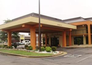 un edificio con un estacionamiento delante de él en Econo Lodge Inn and Suites - Jackson, en Jackson