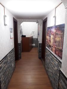 un pasillo en un edificio con pinturas en las paredes en Botel Inn en Roma