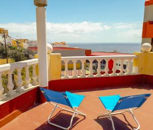 two chairs sitting on a balcony overlooking the ocean at Casa de Amig@s en Santa Cruz de la Palma in Santa Cruz de la Palma