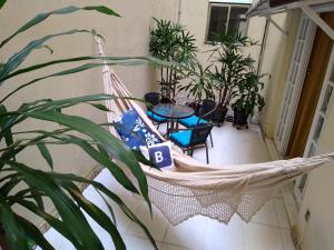 a hammock in the courtyard of a building with plants at Aconchegante ao lado do shopping com garagem e Wifi in Teresópolis