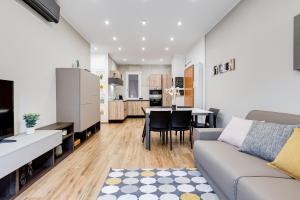 sala de estar y cocina con sofá y mesa en San Pietro Vatican Apartments, en Roma