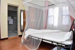 Postel nebo postele na pokoji v ubytování Rates Hotel Mbale