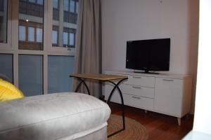 A television and/or entertainment centre at El Pozu las Ranas