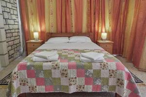 - une chambre avec un lit et 2 serviettes dans l'établissement Alexis's House, à Pylos