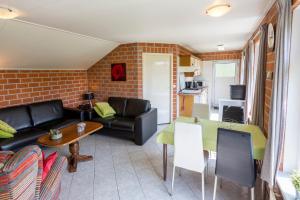 ein Wohnzimmer mit einem Sofa und einem Tisch in der Unterkunft Kruisselbrink in Winterswijk