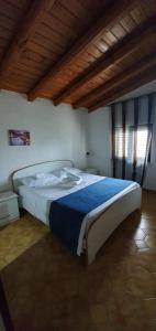 a bedroom with a large bed in a room at Beb Eclissi in Fontane Bianche