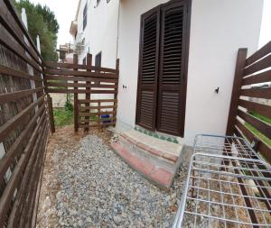 una casa con una valla y una puerta y unas escaleras en Beb Eclissi, en Fontane Bianche 16 fotos más