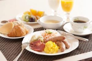 una mesa cubierta con platos de desayuno, comida y café en 白樺湖榮園, en Chino