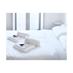 ナポリにあるSecret Room Naplesの白いベッド(タオル2枚付)