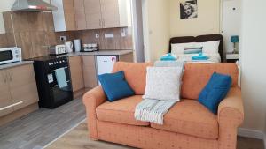 a living room with a couch and a kitchen at TUii Appart, Cleveleys Road Holbeck in Leeds