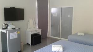 um quarto de hotel com duas camas e uma televisão em Mountain View resort em Pran Buri