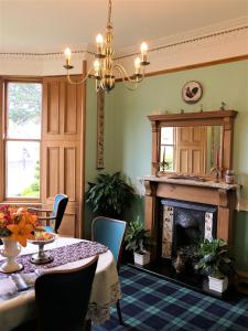 A restaurant or other place to eat at Buttonboss Lodge B&B 