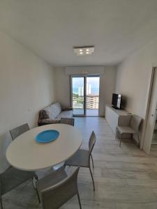 A seating area at Residence La Duna