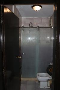 A bathroom at Wake Up! Cairo Hostel