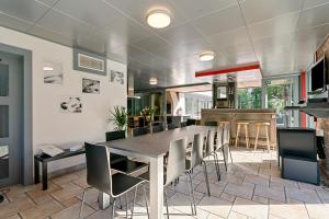 a dining room with a table and chairs at René in Lichtervelde