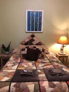 Postel nebo postele na pokoji v ubytování Pebble Springs BnB